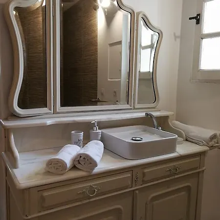 Hotel La Bastide Des Muriers 3*